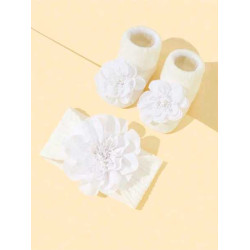 جوارب مانعة للانزلاق وربطة رأس بلون ابيض الى 6 شهر