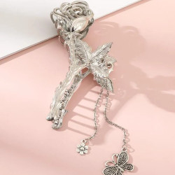 قباضة شعر بشكل زهرة بتعليقة فراشة 