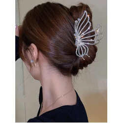 قباضة شعر بشكل فراشة مزينة بأحجار الراين فضي
