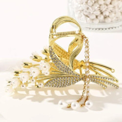 قباضة شعر مزينة باللؤلؤ الصناعي بشكل زهور ومرصعة بأحجار الراين 