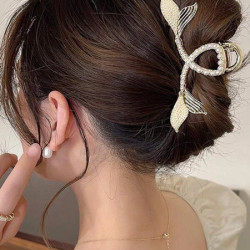 قباضة شعر بتصميم ذيل السمكة مزينة بلؤلؤ 