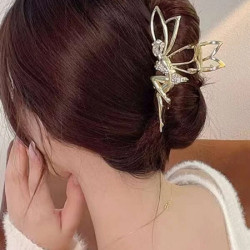 قباضة شعر مزينة بأحجار الراين بشكل مميز 