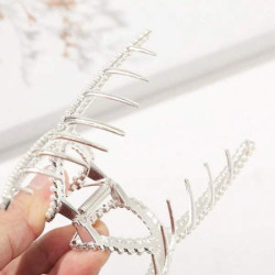 قباضة شعر بديكور حجر بلون فضي 