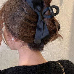 قباضة شعر من الستان بشكل فيونكة