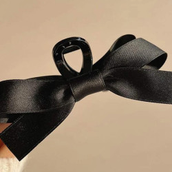 قباضة شعر من الستان بشكل فيونكة