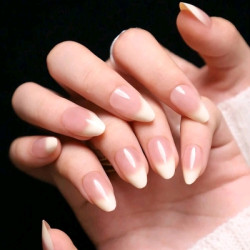 أظافر زائفة مغطاة بطلاء زيتي