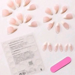 أظافر زائفة مغطاة بطلاء زيتي