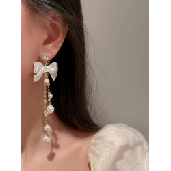 اقراط مزينة بلؤلؤ صناعي وفيونكات