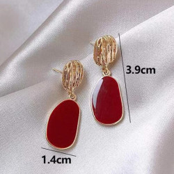 أقراط متدلية بتصميم جيو