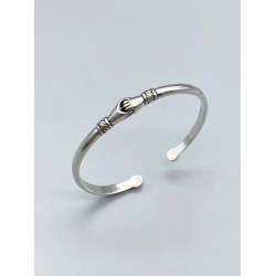 سوار مفتوح بتصميم يد