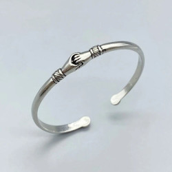 سوار مفتوح بتصميم يد