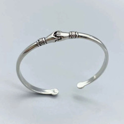 سوار مفتوح بتصميم يد