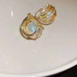 اقراط نسائية حلقية براقة باحجار الراين