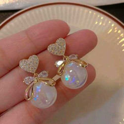 اقراط لامعة بشكل قلب بلون ذهبي