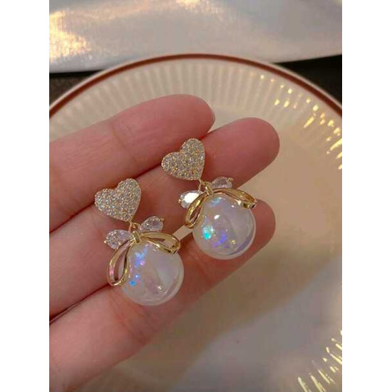 اقراط لامعة بشكل قلب بلون ذهبي