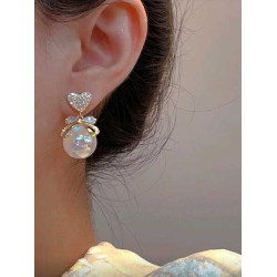 اقراط لامعة بشكل قلب بلون ذهبي