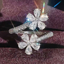 خاتم فضي بشكل زهرة مزين بزركونيا مكعبة