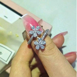 خاتم فضي بشكل زهرة مزين بزركونيا مكعبة