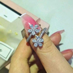 خاتم فضي بشكل زهرة مزين بزركونيا مكعبة