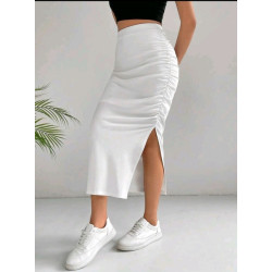 تنورة أنيقة بفتحة فخذ بلون أبيض سادة
