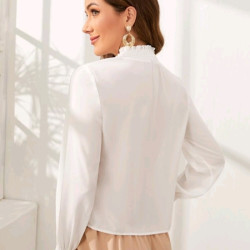 بلوزة سادة باكمام مزركشة