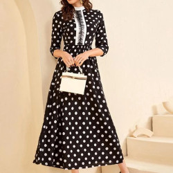 فستان بياقة دائرية بطباعة دوائر بيضاء 