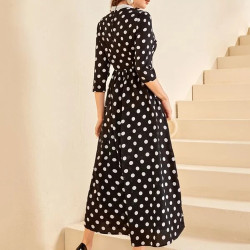 فستان بياقة دائرية بطباعة دوائر بيضاء 