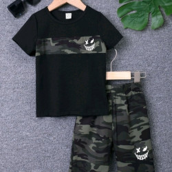 تي شيرت وبنطلون قصير بطباعة مموه الصغار 