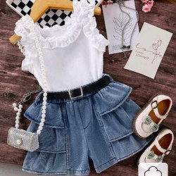 طقم بلوزة بيضاء وشورت جينز وحزام اسود