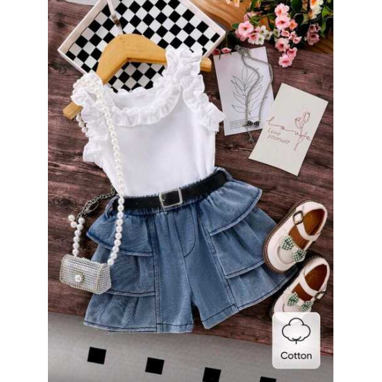 طقم بلوزة بيضاء وشورت جينز وحزام اسود