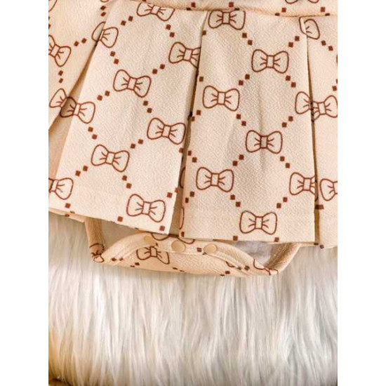 طقم بناتي للمواليد مع ربطة راس وجوارب