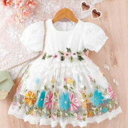 فستان ابيض بتطريز زهور ملونة للبنات الصغار 