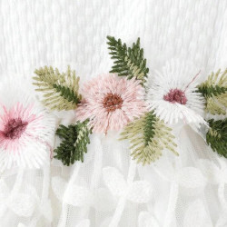 فستان ابيض بتطريز زهور ملونة للبنات الصغار 