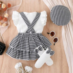 طقم للبنات الصغار قبعة وجوارب تنورة مربعات وفنيلة 