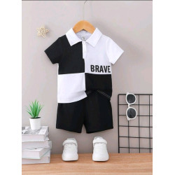 قميص بولو للأطفال يحمل رسوماً بالأحرف مع شورت