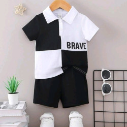 قميص بولو للأطفال يحمل رسوماً بالأحرف مع شورت