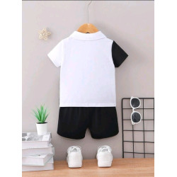 قميص بولو للأطفال يحمل رسوماً بالأحرف مع شورت