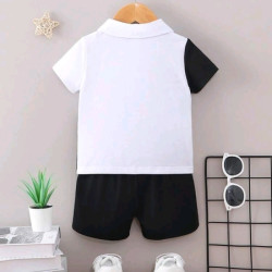 قميص بولو للأطفال يحمل رسوماً بالأحرف مع شورت