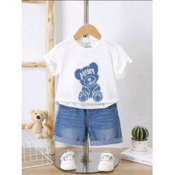 بنطلون جينز قصير وتي شيرت بطباعة للاولاد