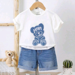 بنطلون جينز قصير وتي شيرت بطباعة للاولاد