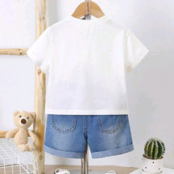 بنطلون جينز قصير وتي شيرت بطباعة للاولاد