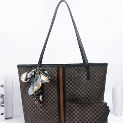 حقيبة يد برسوم هندسية مع حقيبة صغير 