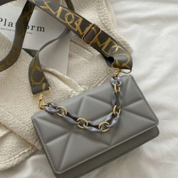 حقيبة مبطنه مربعات بتعليقة سلسلة 