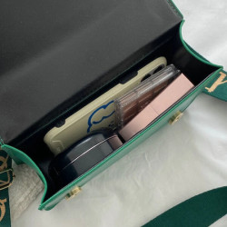 حقيبة مربعة بلون اخضر داكن 