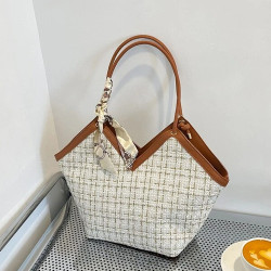 حقيبة كتف بنقش مربعات مزخرف بوشاح 