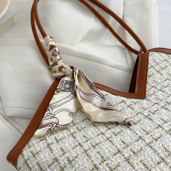 حقيبة كتف بنقش مربعات مزخرف بوشاح 