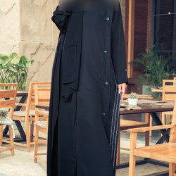 عباية بقيطان من الجوانب باللون الأبيض والاسود