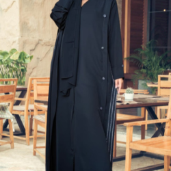 عباية بقيطان من الجوانب باللون الأبيض والاسود