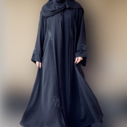 عباية بكسرات ناعمة من الامام والخلف وتطريز يدوي 