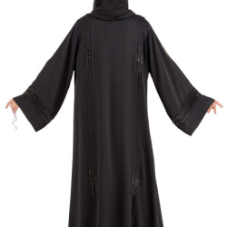 عباية بكسرات ناعمة من الامام والخلف وتطريز يدوي 